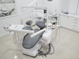 Kolik stojí nové zuby? Tisíce Čechů volí Hollywood Smile v Turecku